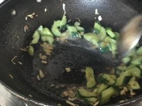 加入黄瓜，撒少许盐