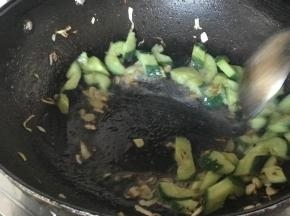 加入黄瓜，撒少许盐