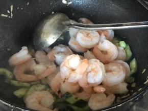 倒入虾仁，翻炒一下