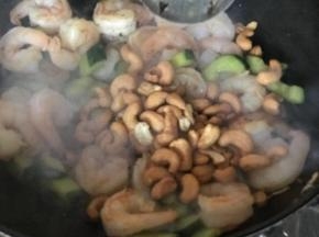 加腰果，炒匀