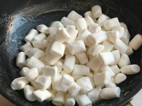 加入棉花糖，全程小火