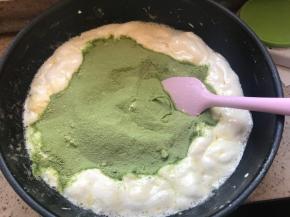 融化后加入抹茶奶粉，关火挪到旁边搅拌。如果喜欢硬一点的糖，棉花糖熬久一点，奶粉再适当增加30克