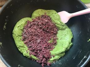 加入蔓越莓碎，混匀