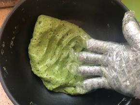 也可以戴一双棉手套，手套再套一层一次性的食品专用手套，揉匀。