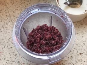 用料理机还是很方便的，打成小碎颗粒，刚刚好，如果不加奶粉，容易成坨。