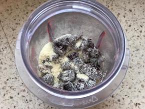 把蔓越莓干剁碎，或者加入一勺奶粉用料理机打碎