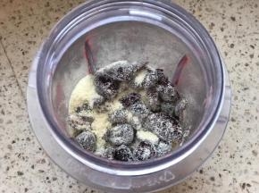 把蔓越莓干剁碎，或者加入一勺奶粉用料理机打碎