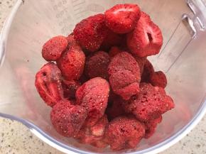 可以用成品冻干草莓粉，或者准备料理机，把冻干草莓脆直接打成粉也可以。