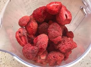 可以用成品冻干草莓粉，或者准备料理机，把冻干草莓脆直接打成粉也可以。