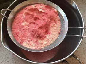 把草莓粉和奶粉混合搅拌一下，最好过筛一下，更均匀，方便后边操作