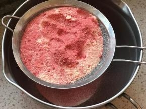 把草莓粉和奶粉混合搅拌一下，最好过筛一下，更均匀，方便后边操作