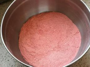 混合后的草莓奶粉，过筛不是必须的，混合均匀也可以