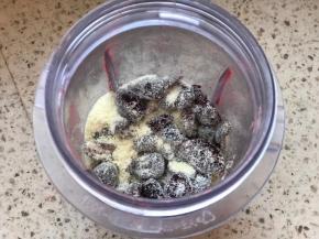 把蔓越莓干加一勺奶粉，用料理机打成小碎，加奶粉是为了颗粒分开，不然容易成坨