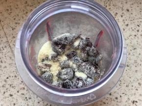 把蔓越莓干加一勺奶粉，用料理机打成小碎，加奶粉是为了颗粒分开，不然容易成坨