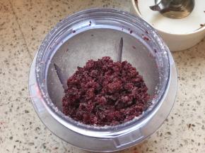 打完是这种小颗粒，也可以放菜板上，剁碎也可以