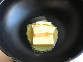 锅中黄油融化，全程小火