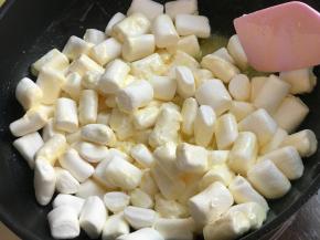 融化后加入棉花糖