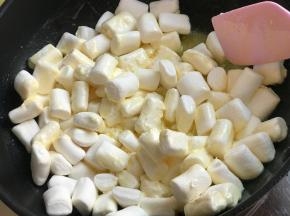 融化后加入棉花糖