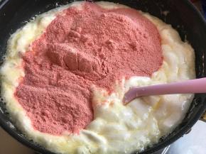 棉花糖融化后加入草莓奶粉，关火，搅拌均匀