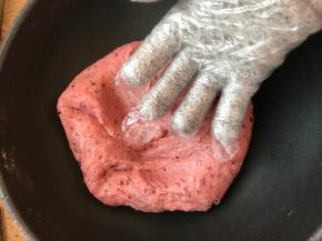 可以带一双棉手套，外面再套一个一次性手套，用手去揉捏辅助混匀。