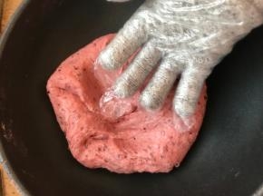 可以带一双棉手套，外面再套一个一次性手套，用手去揉捏辅助混匀。