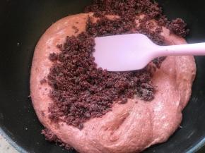 倒入蔓越莓碎，搅匀