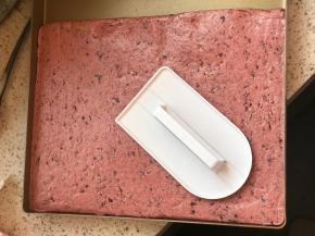 在烤盘中铺好，压平整