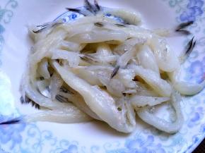 银鱼洗净沥干水分