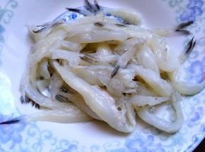 银鱼洗净沥干水分