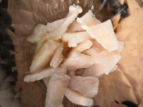 把料酒，鸡蛋清，盐，十三香倒入碗里和鱼块儿搅拌均匀腌制三十分钟