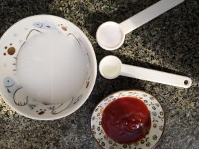 准备好糖，番茄酱，水淀粉，醋