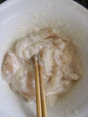 腌制好的鱼块加入干淀粉搅拌均匀