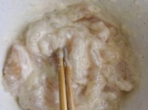 腌制好的鱼块加入干淀粉搅拌均匀