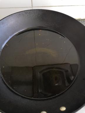 锅里放入适量的油，八成热时下鱼块儿