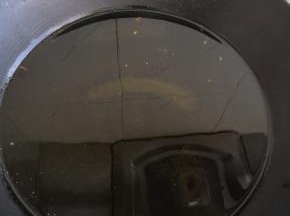 锅里放入适量的油，八成热时下鱼块儿