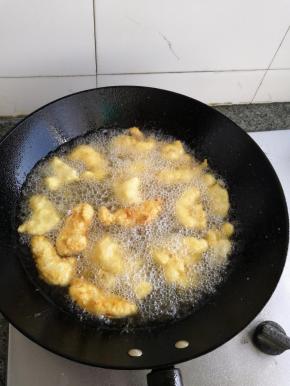 炸至金黄色，出锅