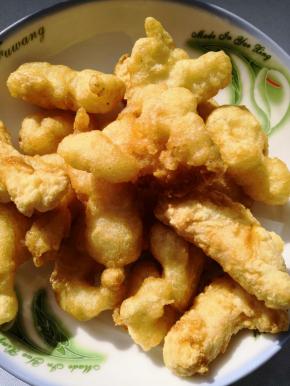 油温继续加热，把炸好的鱼块从新下锅再炸两分钟左右