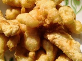 油温继续加热，把炸好的鱼块从新下锅再炸两分钟左右