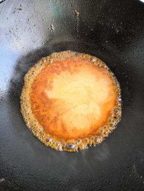 另起锅，放少许油小火，分别加入番茄酱，醋，酱油，糖，翻炒