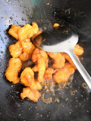 加入炸好的鱼块儿，用水淀粉勾芡收汁