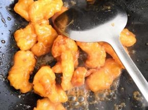 加入炸好的鱼块儿，用水淀粉勾芡收汁