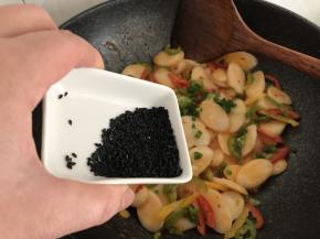 加入少许熟芝麻（炒香的）翻炒均匀后出锅，没有则免