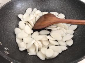 把年糕放入锅中炒几下