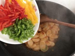 加入三色椒翻炒均匀