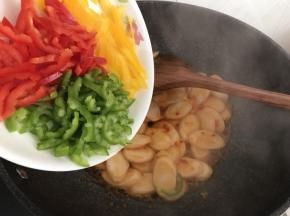 加入三色椒翻炒均匀