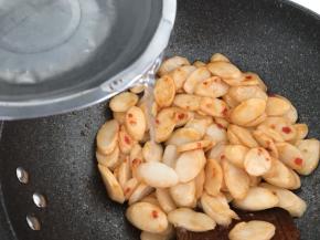 加入半碗水，煮2-3分钟至年糕变软熟透