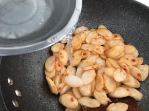 加入半碗水，煮2-3分钟至年糕变软熟透