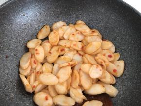 翻炒均匀至每块年糕裹上酱汁