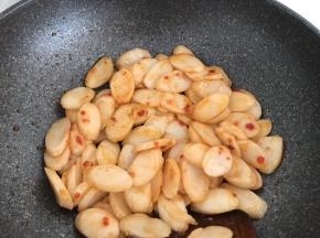 翻炒均匀至每块年糕裹上酱汁