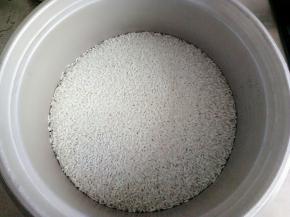 把糯米放在无油的盆里